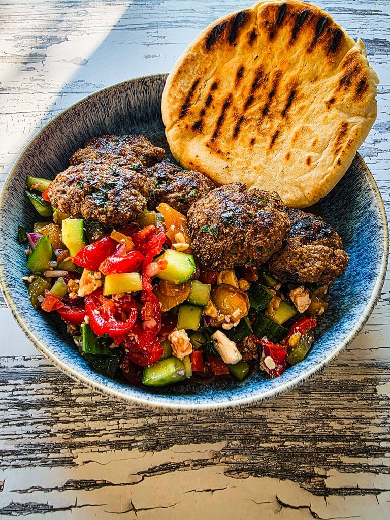 Köfte mit Salata und Knoblauchjoghurt