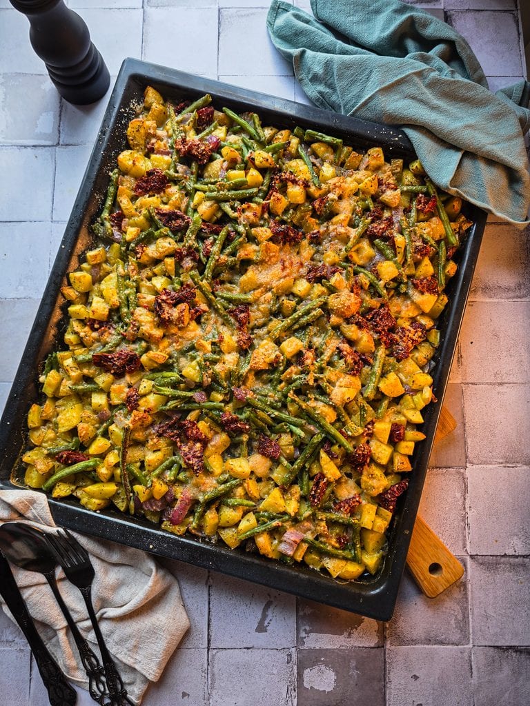 Vegetarisches Feierabendblech mit Kartoffeln & grünen Bohnen